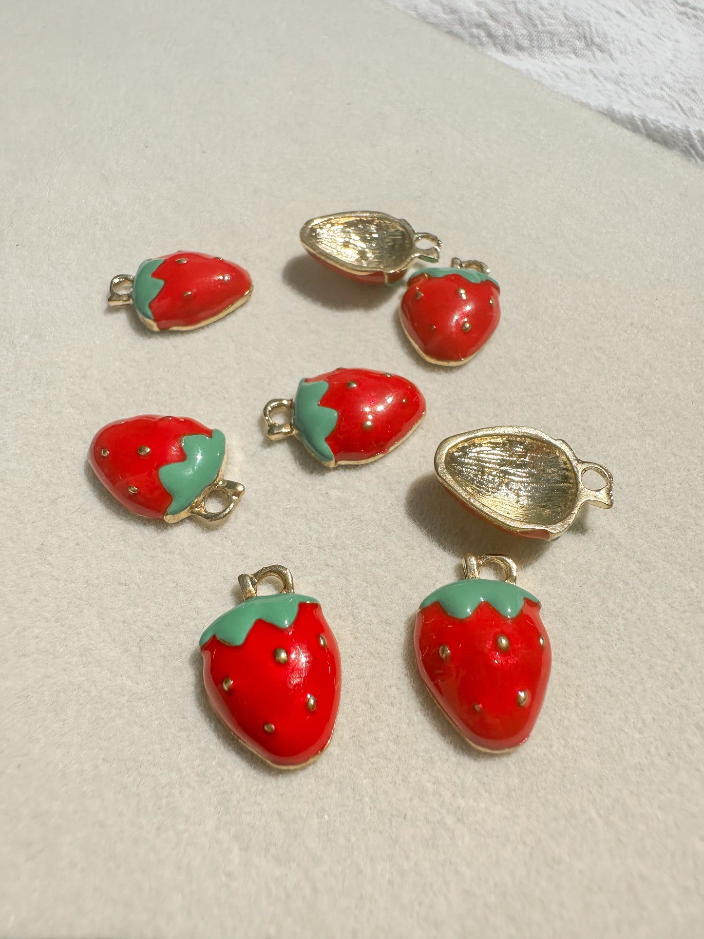 Strawberry Charm | Large