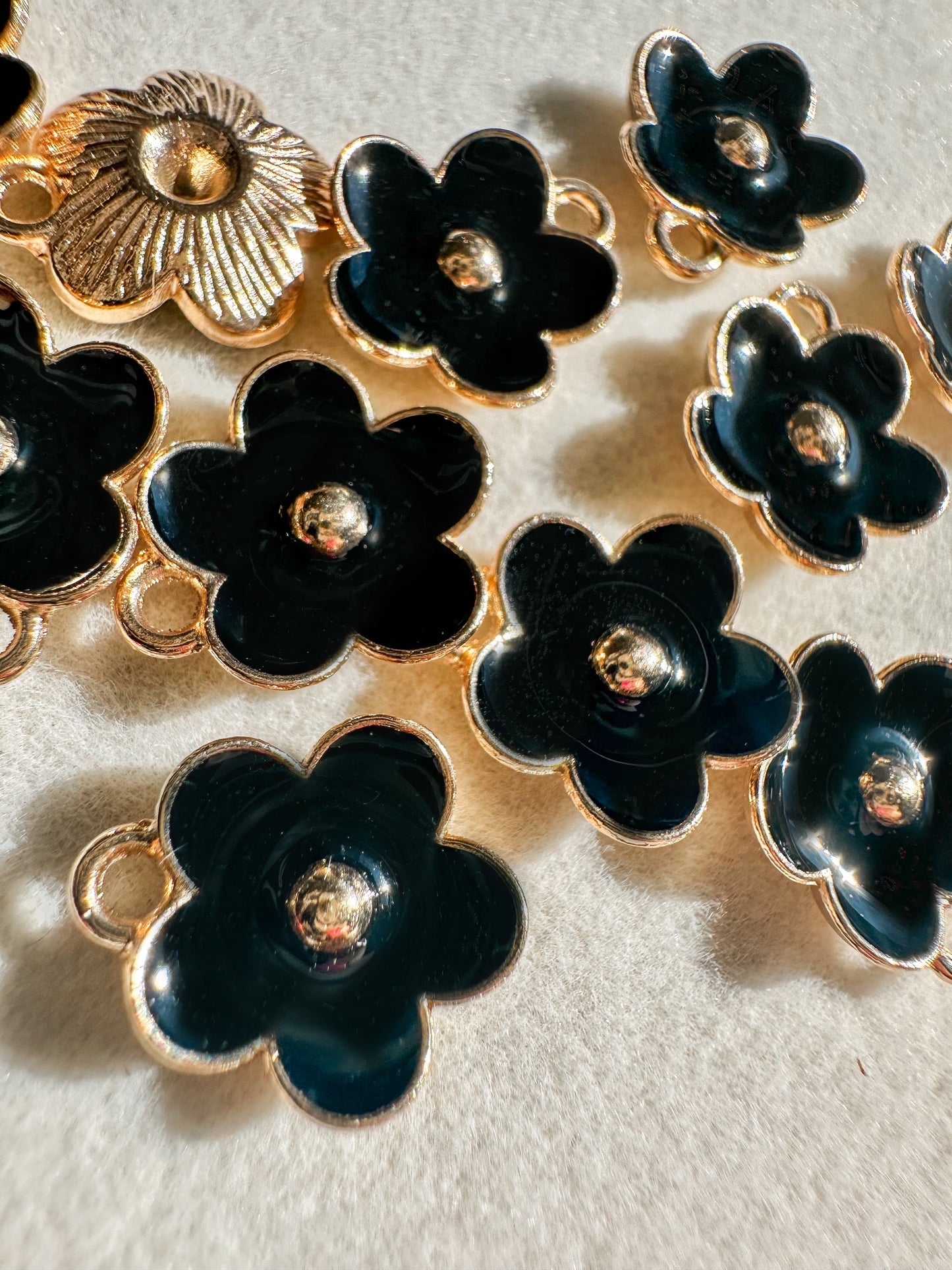 Daisy Charm | Black